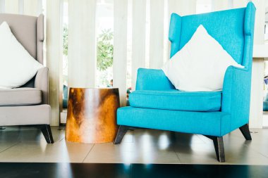 oturma odasında sandalye