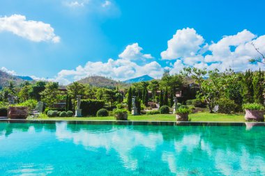 Yüzme Havuzu ve güzel mimari yapı