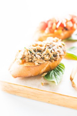 Domates ve mantar Bruschetta