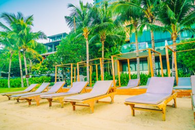 Sahilde boş sandalyeler