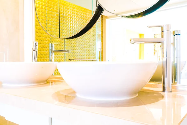 Robinet d'évier blanc dans la salle de bain — Photo