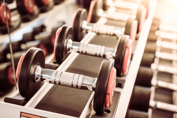 Equipos Dumbbells en gimnasio — Foto de Stock