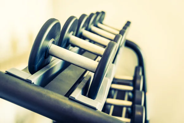 Equipos Dumbbells en gimnasio — Foto de Stock