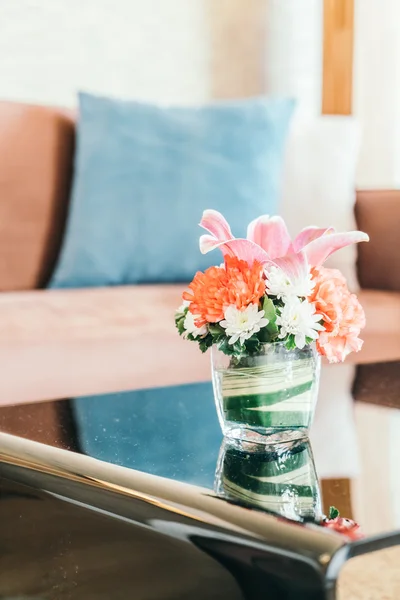 Vaso de flores na mesa — Fotografia de Stock