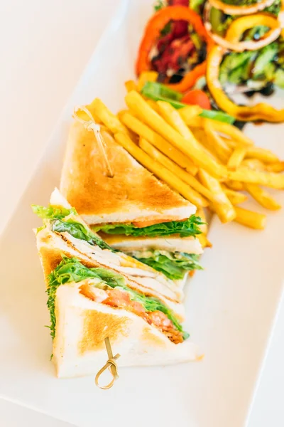 Plaka üzerinde lezzetli sandviçler — Stok fotoğraf