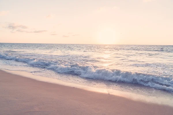 Solnedgång med havet och stranden — Stockfoto