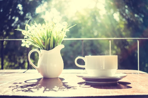 Tazza di caffè bianco e pianta vaso — Foto Stock