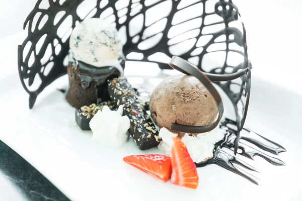 Dolce dessert con gelato al cioccolato — Foto Stock