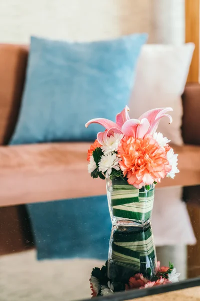 Florero en la mesa —  Fotos de Stock