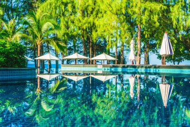 Şemsiyeleri ve sandalyeler Yüzme Havuzu etrafında