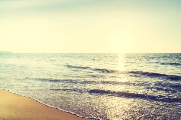 Solnedgång med havet och stranden — Stockfoto