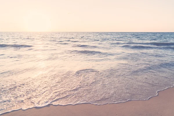 Solnedgång med havet och stranden — Stockfoto