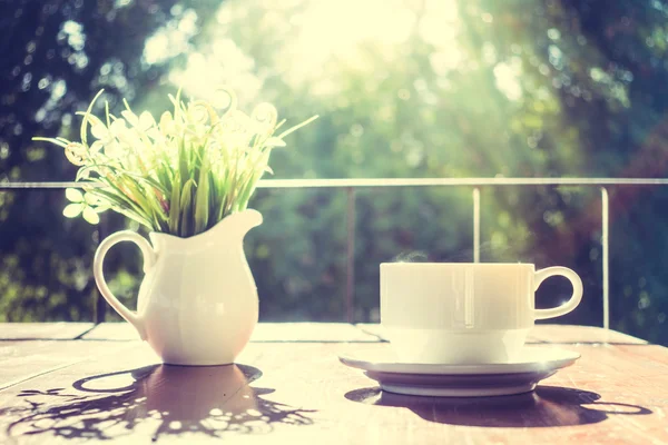 Tazza di caffè bianco e pianta vaso — Foto Stock