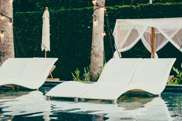 Chaises dans la piscine de l'hôtel — Photo