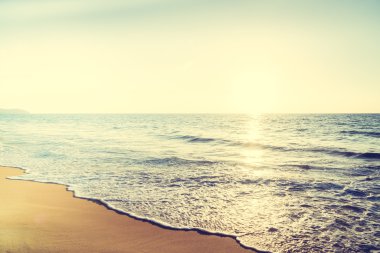Günbatımı ile deniz ve plaj