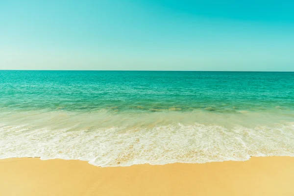 Bellissima spiaggia e mare — Foto Stock