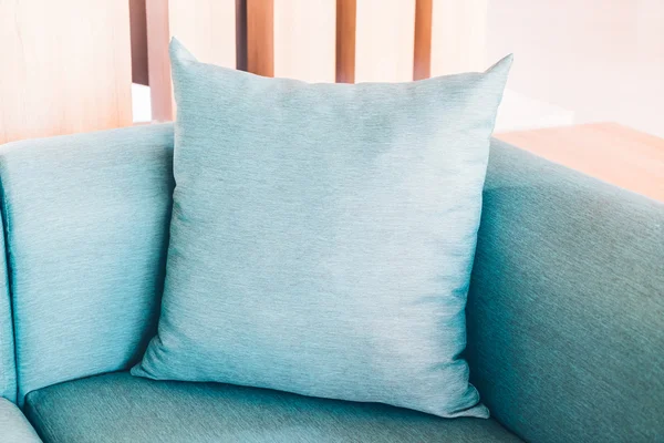 Подушка на диване в гостиной — стоковое фото
