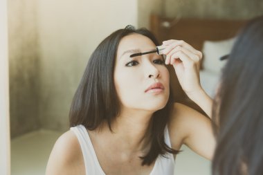 kadın kendini makyaj