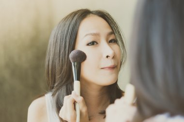 kadın kendini makyaj