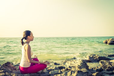 kadın yoga eylem sahilde