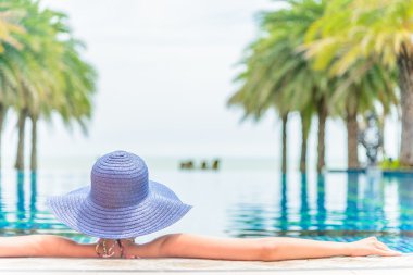 Otel havuzunda şapkalı kadın