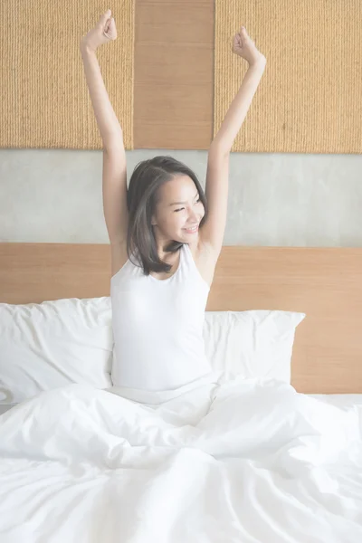 Giovane donna in camera da letto — Foto Stock