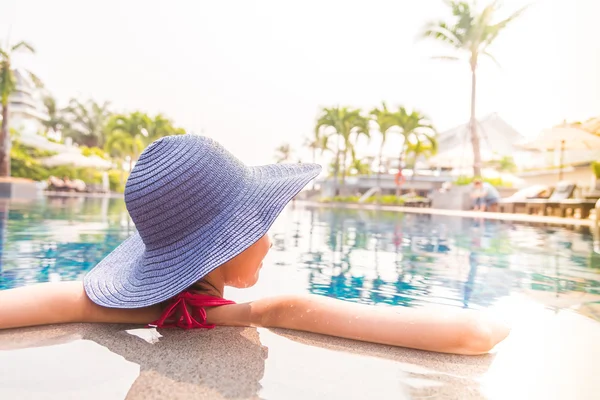 Woman in swimming pool — Stock Photo, Image