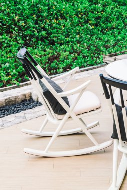 Masa ve sandalyeler ile açık güverte