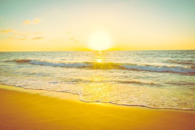 Günbatımı ile deniz ve plaj