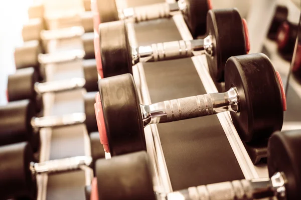 Hantlar utrustning i fitness gym — Stockfoto