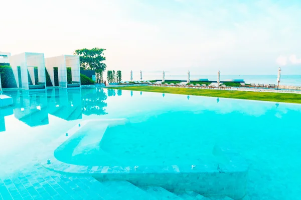 Luxury hotel swimming pool — Stock Photo, Image