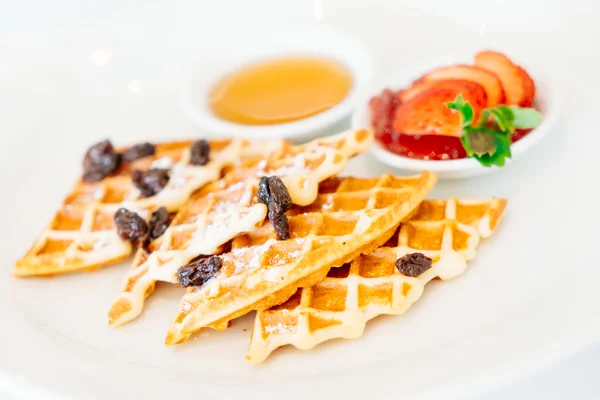 Sobremesa de waffles com engarrafamento de morango — Fotografia de Stock