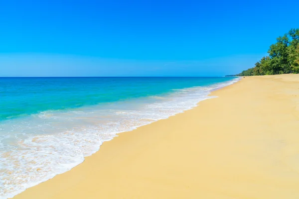 Piękna plaża i morze — Zdjęcie stockowe