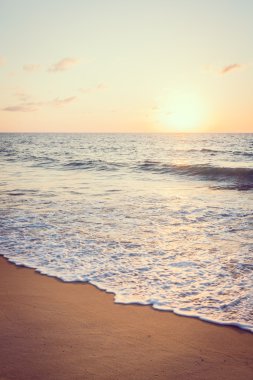Günbatımı ile deniz ve plaj