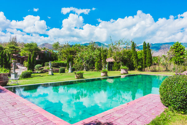 Бассейн и красивое архитектурное здание
