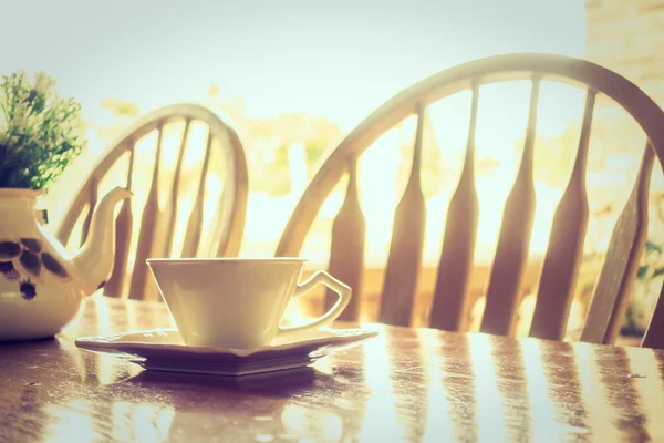 Weiße Kaffeetasse und Vasenpflanze — Stockfoto