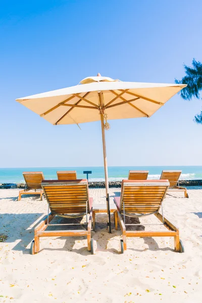 傘のプールとビーチの椅子 — ストック写真