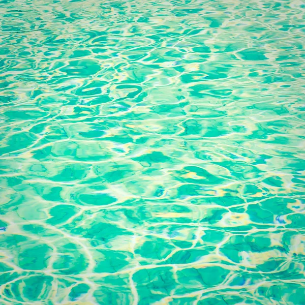 Reflejo de la luz solar sobre el agua de la piscina —  Fotos de Stock