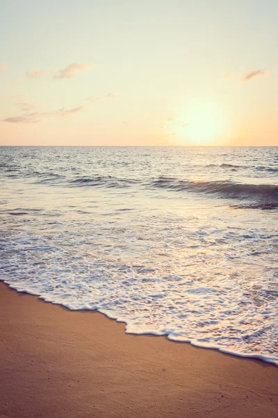 Solnedgång med havet och stranden — Stockfoto