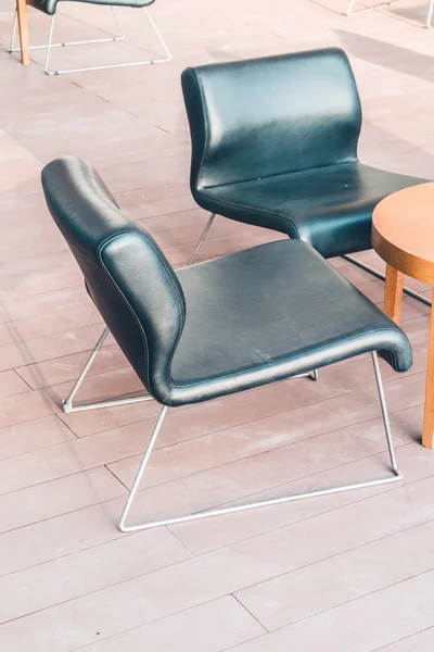 Современные стулья и деревянный стол — стоковое фото