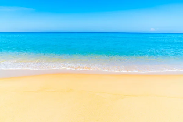 Schöner Strand und Meer — Stockfoto