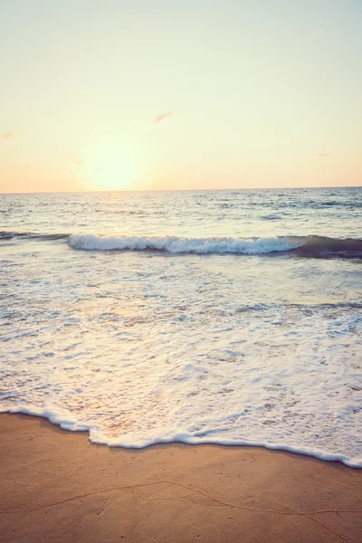 Solnedgång med havet och stranden — Stockfoto