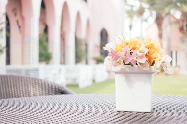 Bougainvillea çiçek vazosu