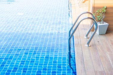 Merdivenli yüzme havuzu