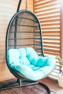 Veranda destede boş sandalye