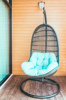 Veranda destede boş sandalye