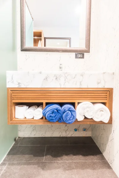Wasserhahn und Waschbecken im Badezimmer — Stockfoto