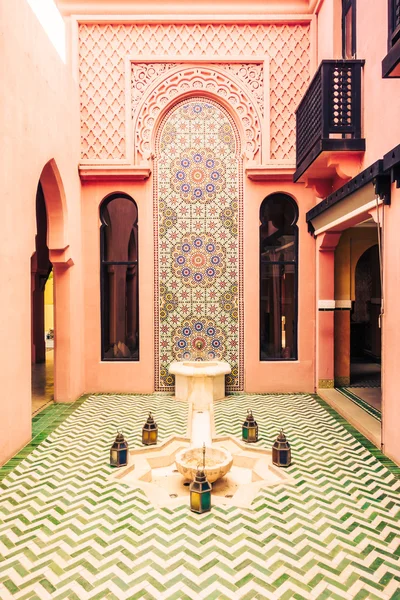 Fontana e architettura in stile marocco — Foto Stock