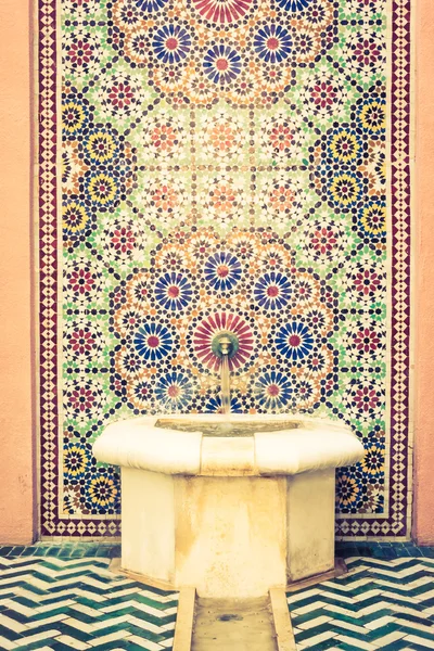 Fontana e architettura in stile marocco — Foto Stock