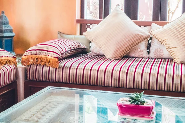 Kissen auf Sofas im marokkanischen Stil — Stockfoto